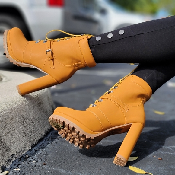 Camel Nubuck Lace-Up Block High Heeled Platform Ankle Boots - Picture 3 of 6